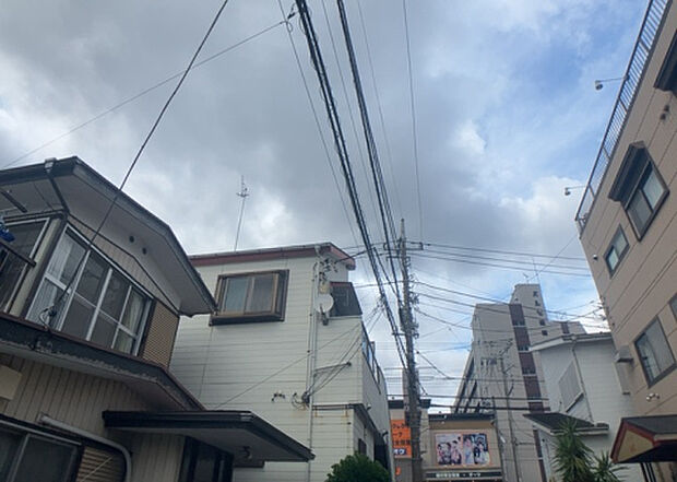 【物件からの展望】眺望を気にして物件を探す場合、前面に建物が建っていないか現地で確認しましょう！前面に建物があると景色はもちろん、日当たりや風通しにも影響が出てきます。住んだ時のことを想像しながら現地見学をしましょう。
