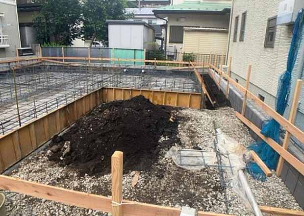 【玄関_2】玄関は、狭すぎると複数人で使いにくく、広すぎても無駄な空間になりがちです。最低2畳を目安にして、家の広さとの兼ね合いや家族の人数を考慮して決めるとよいでしょう。現地を見学して快適な玄関を選びましょう!