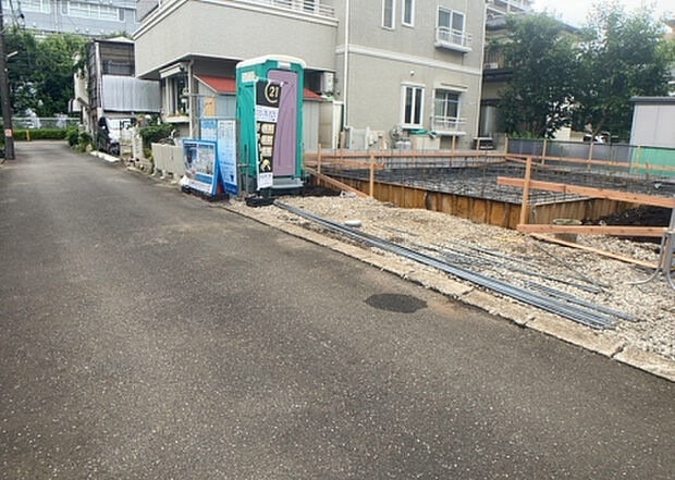 【前面道路含む現地写真_2】お持ちの車種によっては前面道路が広い方が便利でしょう。しかし、前面道路が広ければその分交通量が多くなるため、騒音などが気になる場合があります。実際に現地を見学し、周辺交通量や騒音などを確認しましょう!