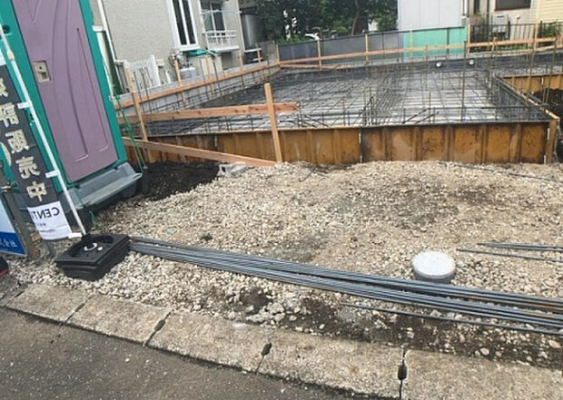 【庭】庭があることでガーデニングや家庭菜園はもちろん、こどもの遊び場やペットを放して遊ぶことができます。また、家の周囲に余裕があるということです。隣地との間があれば、十分な日当たりと、風通しが確保できます。