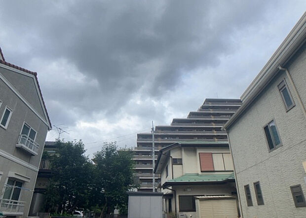 【物件からの展望】眺望を気にして物件を探す場合、前面に建物が建っていないか現地で確認しましょう!前面に建物があると景色はもちろん、日当たりや風通しにも影響が出てきます。住んだ時のことを想像しながら現地見学をしましょう。