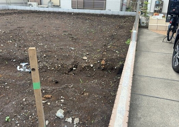 【玄関_2】玄関は、狭すぎると複数人で使いにくく、広すぎても無駄な空間になりがちです。最低2畳を目安にして、家の広さとの兼ね合いや家族の人数を考慮して決めるとよいでしょう。現地を見学して快適な玄関を選びましょう！