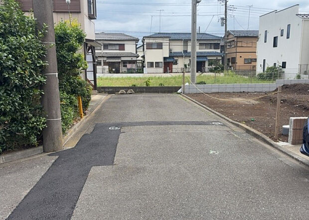 【前面道路含む現地写真_2】お持ちの車種によっては前面道路が広い方が便利でしょう。しかし、前面道路が広ければその分交通量が多くなるため、騒音などが気になる場合があります。実際に現地を見学し、周辺交通量や騒音などを確認しましょう！