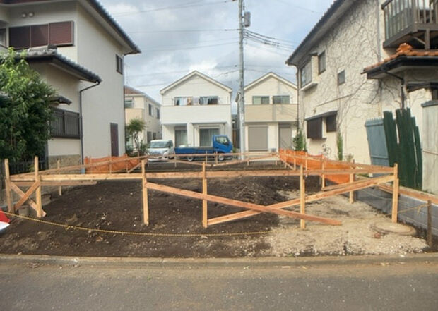 【玄関】玄関は家の顔でもあり、家族以外の目にも止まる場所です。玄関は外との間を仕切る扉、靴などをしまっておく収納スペース、靴脱ぎのたたきスペース、来客とのやり取りをするドアホンなど複数のアイテムからなります。