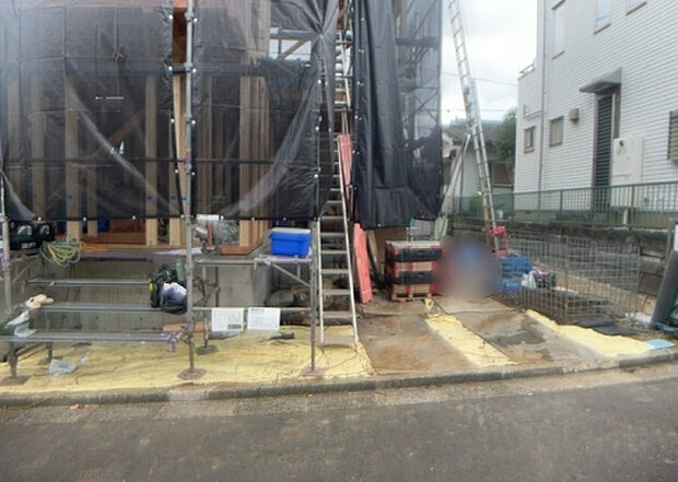 【庭】庭があることでガーデニングや家庭菜園はもちろん、こどもの遊び場やペットを放して遊ぶことができます。また、家の周囲に余裕があるということです。隣地との間があれば、十分な日当たりと、風通しが確保できます。