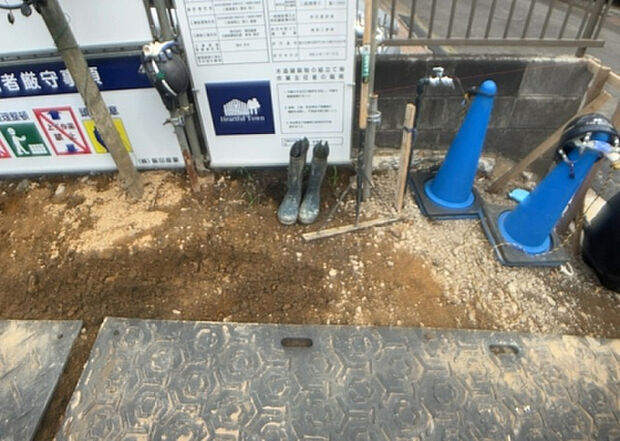 【その他設備】敷地内には、散水栓や立水栓があります。水道水を直接利用できるため、水を運ぶ手間を省くことが出来ます。大量の水を必要とする洗車作業や清掃などに役立ちます。その他設備とあわせて、現地でご確認ください。