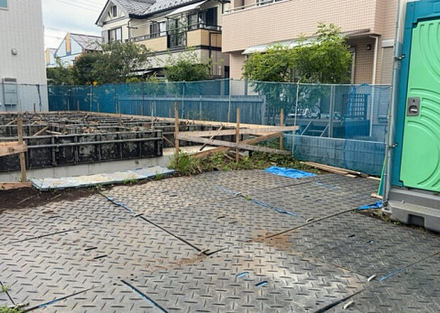 【玄関】玄関は家の顔でもあり、家族以外の目にも止まる場所です。玄関は外との間を仕切る扉、靴などをしまっておく収納スペース、靴脱ぎのたたきスペース、来客とのやり取りをするドアホンなど複数のアイテムからなります。