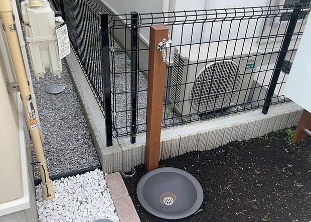 【外水栓】外水栓は、庭の水やりや洗車など、様々な用途に使える便利な設備です。ホースがしっかりと接続できるもの、水圧が安定しているものなど、使い勝手の良いものを選びましょう。また、凍結防止機能が付いているものなら、冬場でも安心して使用できます。