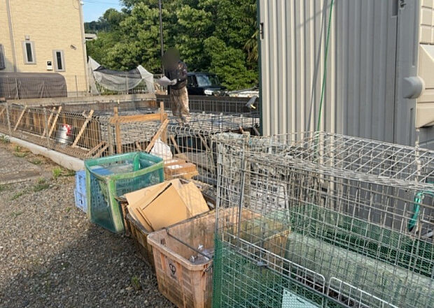 【玄関_2】玄関は、狭すぎると複数人で使いにくく、広すぎても無駄な空間になりがちです。最低2畳を目安にして、家の広さとの兼ね合いや家族の人数を考慮して決めるとよいでしょう。現地を見学して快適な玄関を選びましょう！