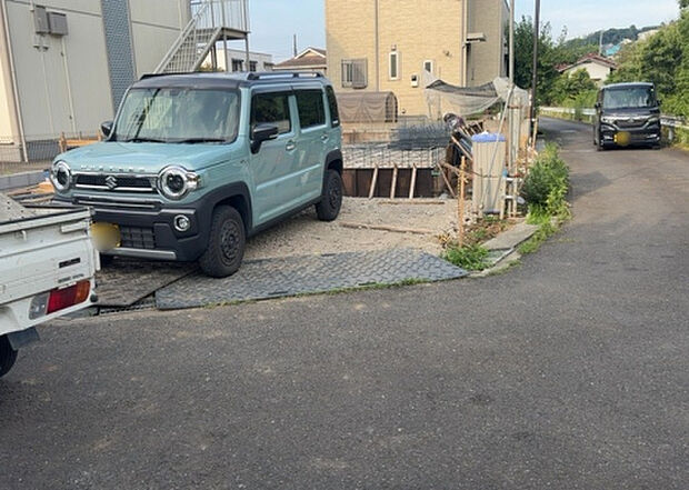 【前面道路含む現地写真_2】お持ちの車種によっては前面道路が広い方が便利でしょう。しかし、前面道路が広ければその分交通量が多くなるため、騒音などが気になる場合があります。実際に現地を見学し、周辺交通量や騒音などを確認しましょう！