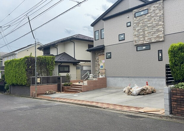 【前面道路含む現地写真_2】お持ちの車種によっては前面道路が広い方が便利でしょう。しかし、前面道路が広ければその分交通量が多くなるため、騒音などが気になる場合があります。実際に現地を見学し、周辺交通量や騒音などを確認しましょう！