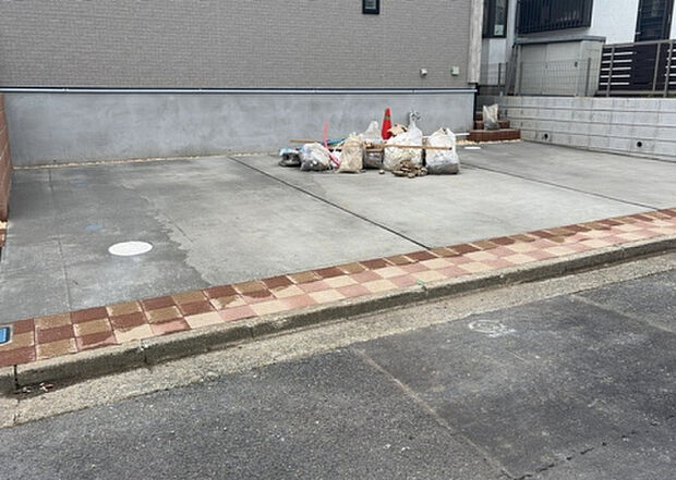 【駐車場】駐車場と明記されていても、最小スペースでつくられた駐車場だと大型車は駐車できなかったり、出入りしにくくなったりする可能性があります。お車のサイズと購入したい物件の駐車場のサイズを現地で確認しましょう。