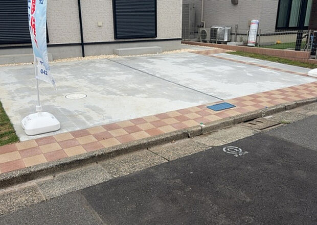 【駐車場】駐車場と明記されていても、最小スペースでつくられた駐車場だと大型車は駐車できなかったり、出入りしにくくなったりする可能性があります。お車のサイズと購入したい物件の駐車場のサイズを現地で確認しましょう。
