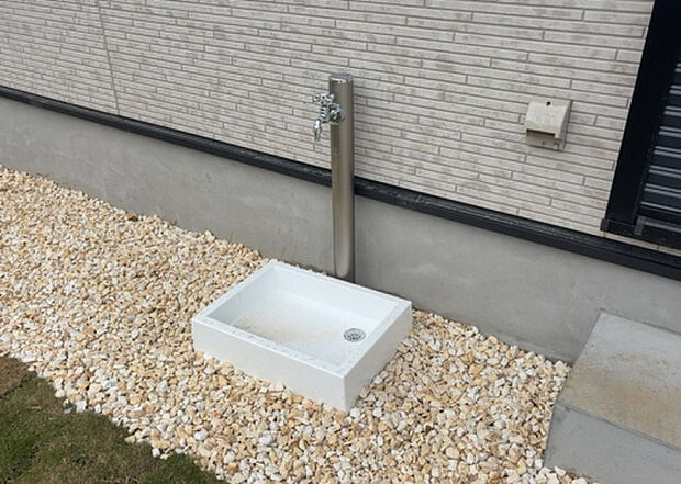 【その他設備】敷地内には、散水栓や立水栓があります。水道水を直接利用できるため、水を運ぶ手間を省くことが出来ます。大量の水を必要とする洗車作業や清掃などに役立ちます。その他設備とあわせて、現地でご確認ください。