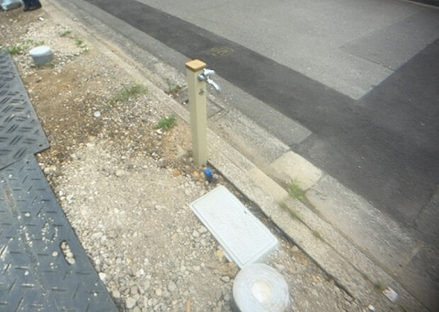 【その他設備】敷地内には、散水栓や立水栓があります。水道水を直接利用できるため、水を運ぶ手間を省くことが出来ます。大量の水を必要とする洗車作業や清掃などに役立ちます。その他設備とあわせて、現地でご確認ください。