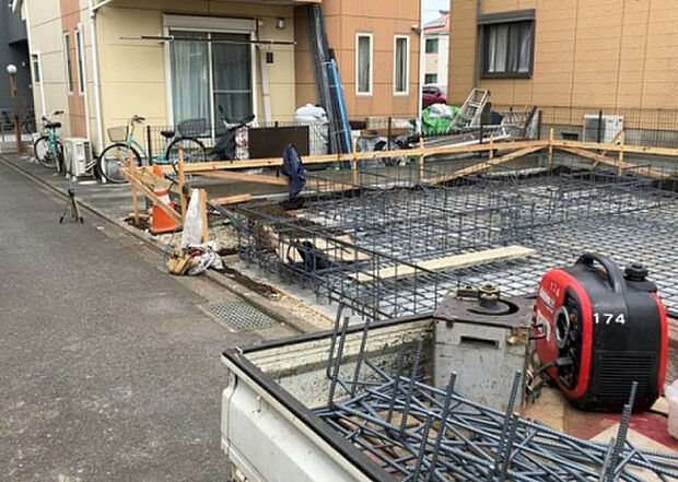 【玄関_2】玄関は、狭すぎると複数人で使いにくく、広すぎても無駄な空間になりがちです。最低2畳を目安にして、家の広さとの兼ね合いや家族の人数を考慮して決めるとよいでしょう。現地を見学して快適な玄関を選びましょう！