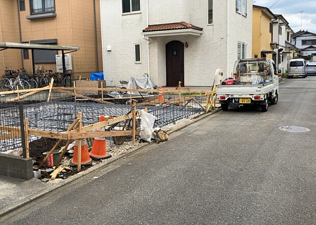 【前面道路含む現地写真_2】お持ちの車種によっては前面道路が広い方が便利でしょう。しかし、前面道路が広ければその分交通量が多くなるため、騒音などが気になる場合があります。実際に現地を見学し、周辺交通量や騒音などを確認しましょう！