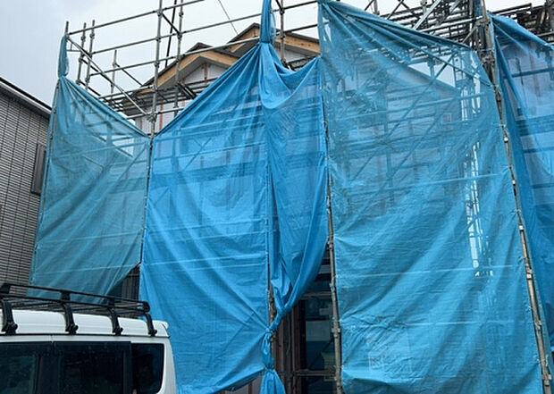 【外観_3】現地に行くなら、物件の周囲の地形がどうなっているかを見ることも大切です。周辺より低くなっている土地では、大雨などで水が集まりやすいため、地盤が弱くなっているということも考えられるため、注意が必要です。