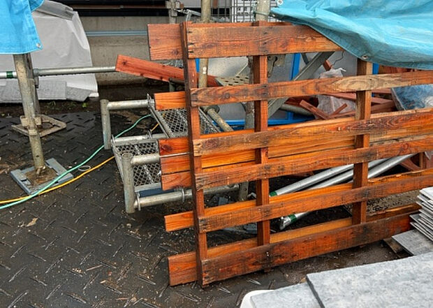 【庭_2】庭のある家に住むことのメリットとして、子どもたちの遊び場を確保できること、ガーデニングや家庭菜園を楽しめること、明るさを確保できることがあります。また、配置を工夫することでプライバシーが確保できます。