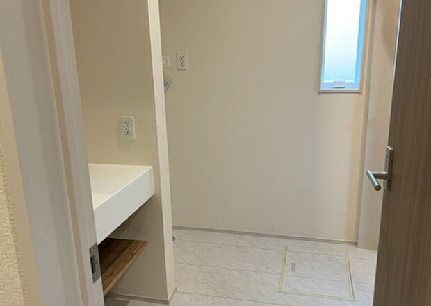 【脱衣場】多くの戸建て住宅で見かける洗面脱衣所は、洗面台と洗濯機が2畳ほどのスペースに並べられていて、洗面所が脱衣所を兼ね備えている間取りが一般的です。お客様が利用することもある、パブリックな空間でもあります。