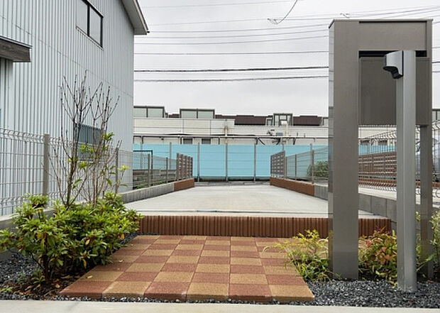 【駐車場】駐車場と明記されていても、最小スペースでつくられた駐車場だと大型車は駐車できなかったり、出入りしにくくなったりする可能性があります。お車のサイズと購入したい物件の駐車場のサイズを現地で確認しましょう。