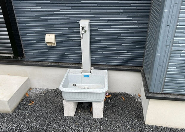 【その他設備】敷地内には、散水栓や立水栓があります。水道水を直接利用できるため、水を運ぶ手間を省くことが出来ます。大量の水を必要とする洗車作業や清掃などに役立ちます。その他設備とあわせて、現地でご確認ください。
