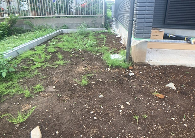 【庭】庭があることでガーデニングや家庭菜園はもちろん、こどもの遊び場やペットを放して遊ぶことができます。また、家の周囲に余裕があるということです。隣地との間があれば、十分な日当たりと、風通しが確保できます。