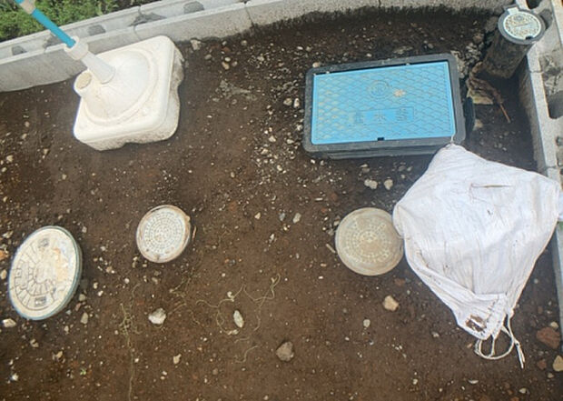 【その他設備】敷地内には、散水栓や立水栓があります。水道水を直接利用できるため、水を運ぶ手間を省くことが出来ます。大量の水を必要とする洗車作業や清掃などに役立ちます。その他設備とあわせて、現地でご確認ください。