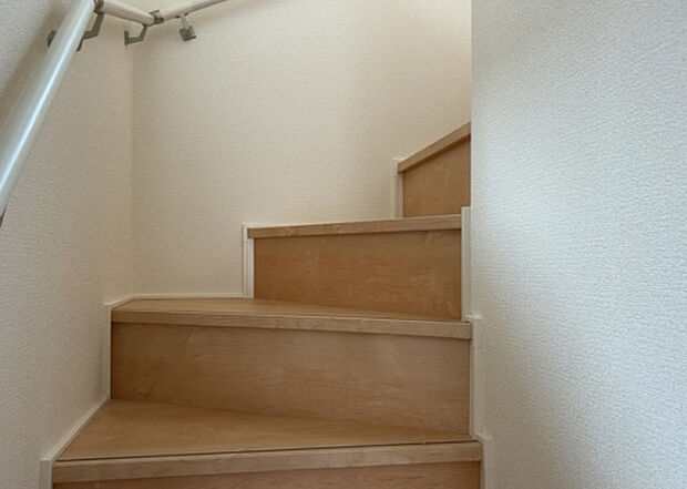 【内装】建物の上下階の通路である階段は、その位置によって動線や室内の印象が大きく左右されます。手摺にも重要な役割があり、転倒の防止・歩行や動作を円滑にして日常生活を支えることを主な目的として設置されています。