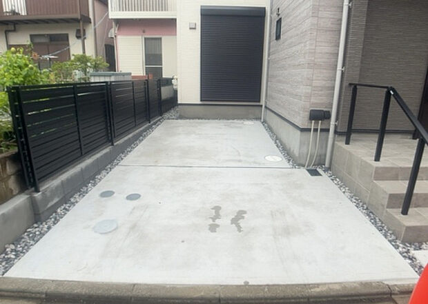 【駐車場】駐車場と明記されていても、最小スペースでつくられた駐車場だと大型車は駐車できなかったり、出入りしにくくなったりする可能性があります。お車のサイズと購入したい物件の駐車場のサイズを現地で確認しましょう。