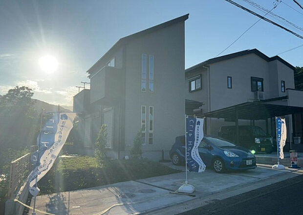 【庭】庭があることでガーデニングや家庭菜園はもちろん、こどもの遊び場やペットを放して遊ぶことができます。また、家の周囲に余裕があるということです。隣地との間があれば、十分な日当たりと、風通しが確保できます。