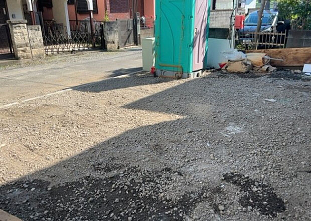 【駐車場】駐車場と明記されていても、最小スペースでつくられた駐車場だと大型車は駐車できなかったり、出入りしにくくなったりする可能性があります。お車のサイズと購入したい物件の駐車場のサイズを現地で確認しましょう。