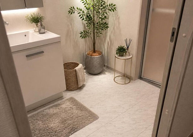【脱衣場】多くの戸建て住宅で見かける洗面脱衣所は、洗面台と洗濯機が2畳ほどのスペースに並べられていて、洗面所が脱衣所を兼ね備えている間取りが一般的です。お客様が利用することもある、パブリックな空間でもあります。