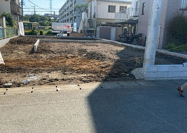 【前面道路含む現地写真_2】前面道路の幅員や歩道の有無、近隣の建物との距離感などは、実際の生活の利便性や安全性に大きく影響します。複数のアングルから前面道路の状況を確認することで、より具体的に生活イメージを描けます。