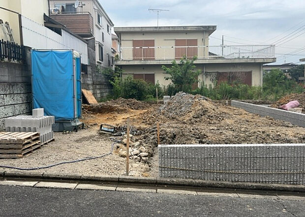【玄関】玄関は家の顔でもあり、家族以外の目にも止まる場所です。玄関は外との間を仕切る扉、靴などをしまっておく収納スペース、靴脱ぎのたたきスペース、来客とのやり取りをするドアホンなど複数のアイテムからなります。