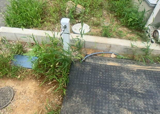 【その他設備】敷地内には、散水栓や立水栓があります。水道水を直接利用できるため、水を運ぶ手間を省くことが出来ます。大量の水を必要とする洗車作業や清掃などに役立ちます。その他設備とあわせて、現地でご確認ください。
