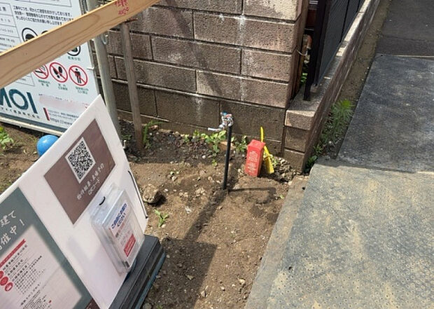 【その他設備】敷地内には、散水栓や立水栓があります。水道水を直接利用できるため、水を運ぶ手間を省くことが出来ます。大量の水を必要とする洗車作業や清掃などに役立ちます。その他設備とあわせて、現地でご確認ください。