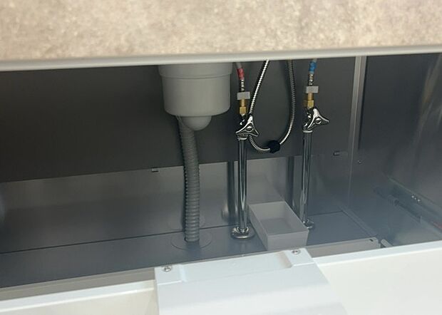 【キッチン水栓】キッチン水栓は、毎日必ず使うものだからこそ、使いやすさが重要です。シャワーヘッドの切り替えがスムーズか、吐水量が調節できるか、水しぶきが飛び散りにくい構造か、浄水機能が付いているかなど、日々の家事を快適にするための機能が数多くあります。また、デザインも多種多様なので、キッチン全体の雰囲気に合わせたものを選ぶことができます。