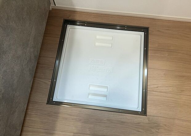 【キッチン床下収納】キッチン床下収納は、調理器具や食器などをスッキリと収納できる便利なスペースです。収納量が多いもの、引き出しがスムーズに開閉するものなど、使い勝手の良いものを選ぶことが大切です。また、湿気がこもりやすい場所なので、通気性の良いものを選ぶこともおすすめです。