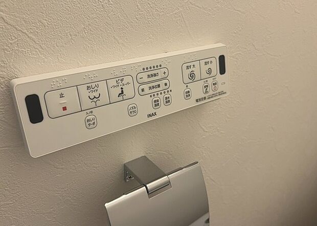 【ウォシュレット(リモコン)】ウォシュレットは、衛生面だけでなく、快適性も向上させる便利な設備です。洗浄機能の種類や水温調節機能など、様々な機能が付いたものが多くあります。リモコンも、操作が簡単で、使いやすいものを選びましょう。