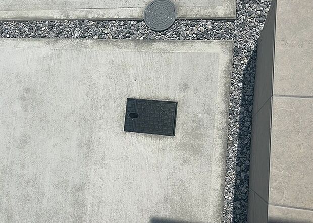 【外水栓】外水栓は、庭の水やりや洗車など、様々な用途に使える便利な設備です。ホースがしっかりと接続できるもの、水圧が安定しているものなど、使い勝手の良いものを選びましょう。また、凍結防止機能が付いているものなら、冬場でも安心して使用できます。