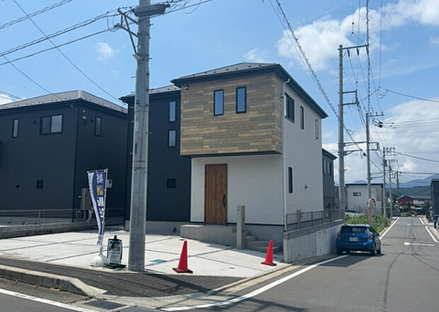【前面道路含む現地写真_2】お持ちの車種によっては前面道路が広い方が便利でしょう。しかし、前面道路が広ければその分交通量が多くなるため、騒音などが気になる場合があります。実際に現地を見学し、周辺交通量や騒音などを確認しましょう!