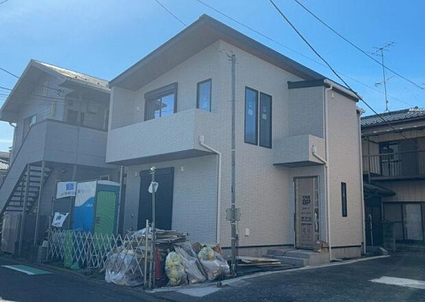 【前面道路含む現地写真_2】お持ちの車種によっては前面道路が広い方が便利でしょう。しかし、前面道路が広ければその分交通量が多くなるため、騒音などが気になる場合があります。実際に現地を見学し、周辺交通量や騒音などを確認しましょう!