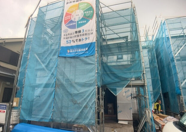 【庭_2】庭のある家に住むことのメリットとして、子どもたちの遊び場を確保できること、ガーデニングや家庭菜園を楽しめること、明るさを確保できることがあります。また、配置を工夫することでプライバシーが確保できます。