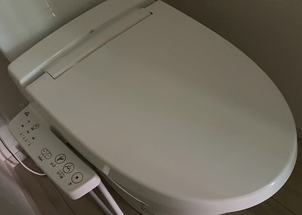 【ウォシュレット（リモコン）】ウォシュレットは、衛生面だけでなく、快適性も向上させる便利な設備です。洗浄機能の種類や水温調節機能など、様々な機能が付いたものが多くあります。リモコンも、操作が簡単で、使いやすいものを選びましょう。