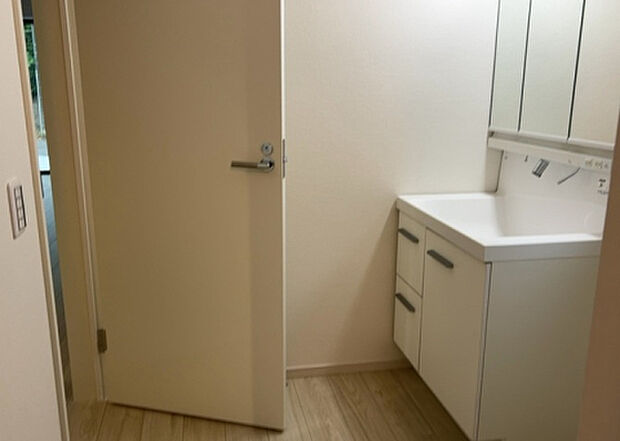 【脱衣場】多くの戸建て住宅で見かける洗面脱衣所は、洗面台と洗濯機が2畳ほどのスペースに並べられていて、洗面所が脱衣所を兼ね備えている間取りが一般的です。お客様が利用することもある、パブリックな空間でもあります。