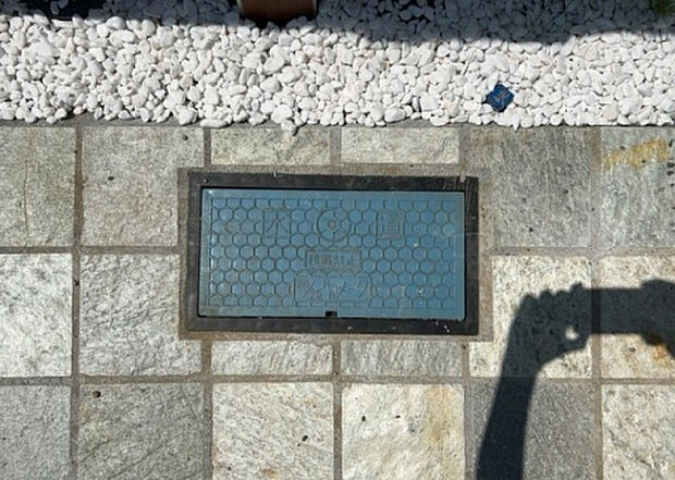 【その他設備】敷地内には、散水栓や立水栓があります。水道水を直接利用できるため、水を運ぶ手間を省くことが出来ます。大量の水を必要とする洗車作業や清掃などに役立ちます。その他設備とあわせて、現地でご確認ください。