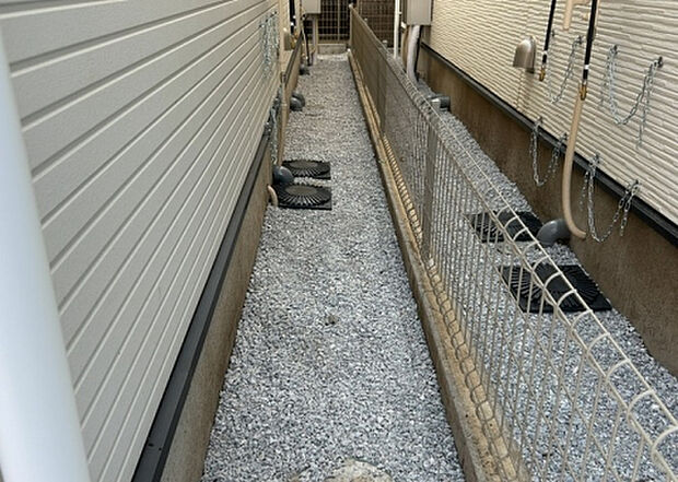 【庭】庭があることでガーデニングや家庭菜園はもちろん、こどもの遊び場やペットを放して遊ぶことができます。また、家の周囲に余裕があるということです。隣地との間があれば、十分な日当たりと、風通しが確保できます。