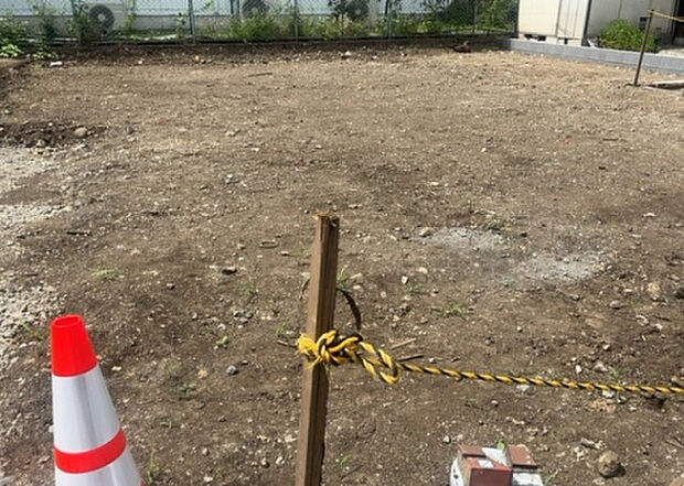 【玄関_2】玄関は、狭すぎると複数人で使いにくく、広すぎても無駄な空間になりがちです。最低2畳を目安にして、家の広さとの兼ね合いや家族の人数を考慮して決めるとよいでしょう。現地を見学して快適な玄関を選びましょう!
