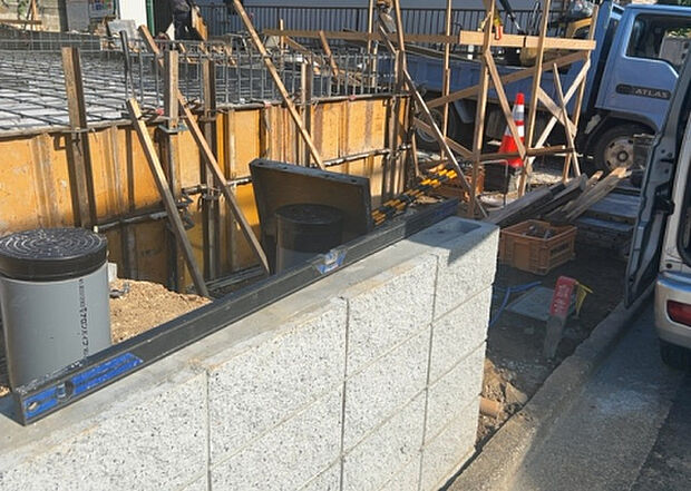 【玄関_2】玄関は、狭すぎると複数人で使いにくく、広すぎても無駄な空間になりがちです。最低2畳を目安にして、家の広さとの兼ね合いや家族の人数を考慮して決めるとよいでしょう。現地を見学して快適な玄関を選びましょう！